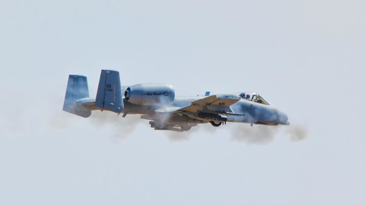 A-10 dejstvuje rotacionim topom tokom borbene misije