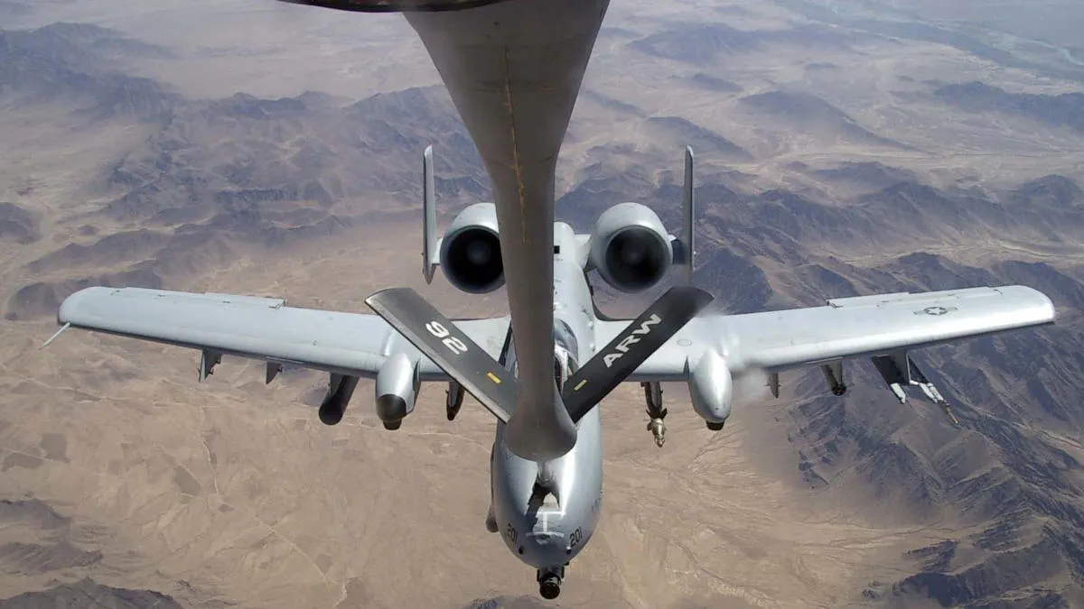 A-10 Thunderbolt II dopunjuje gorivo u letu od KC-135 tankera