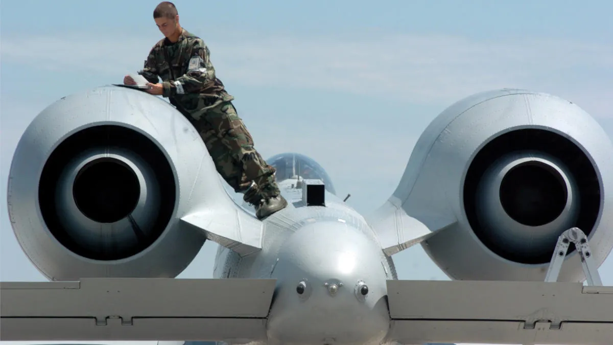 Tehničari USAF vrše održavanje na nosu A-10 aviona