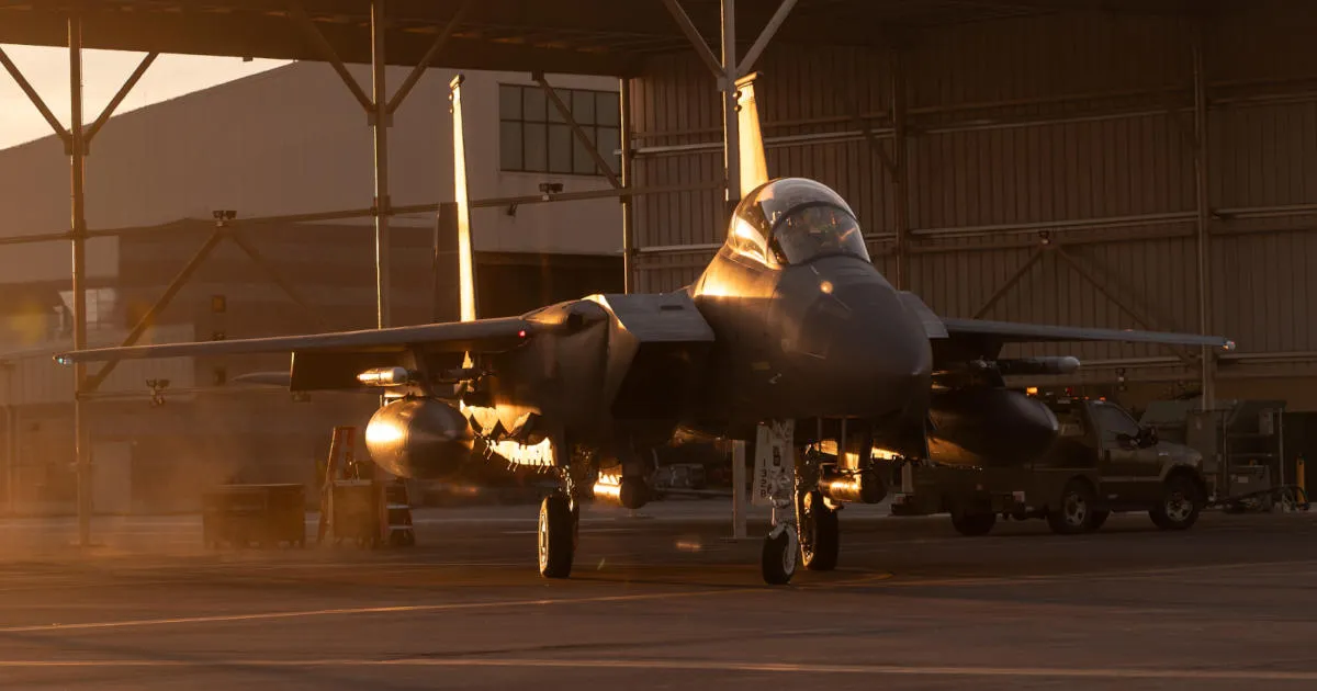 F-15E Strike Eagle napušta hangar spreman za let