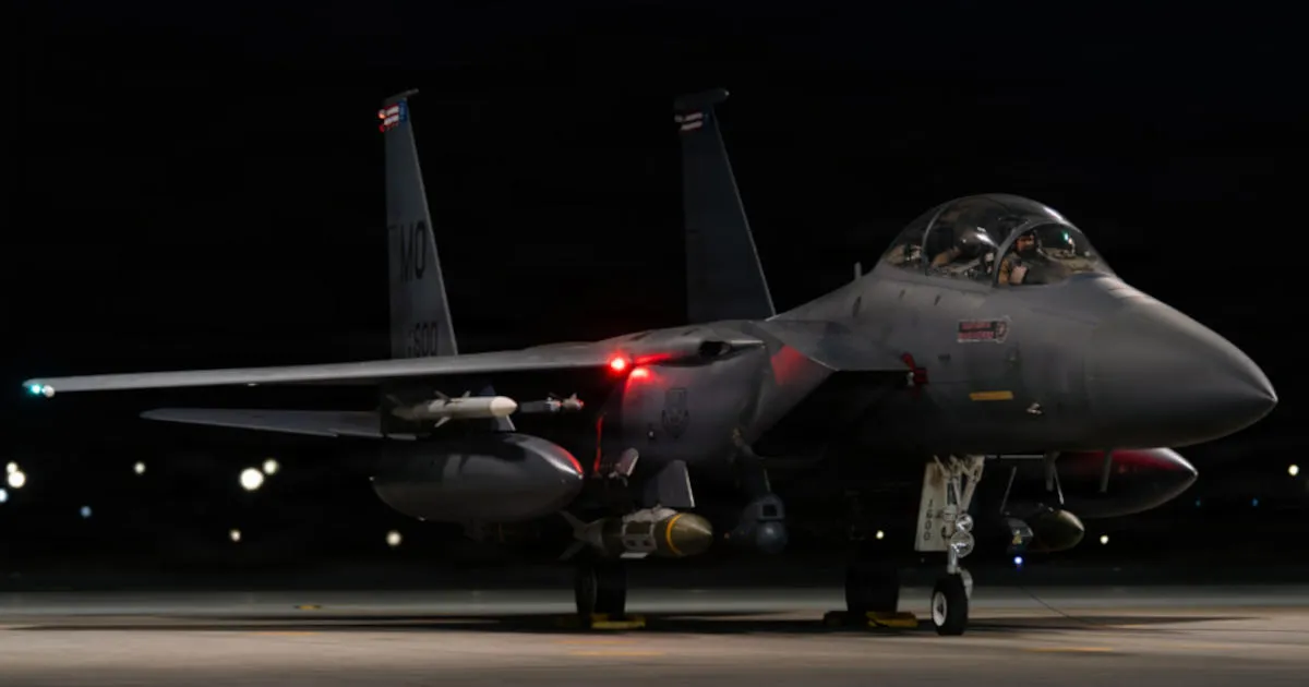 F-15E u hangaru tokom priprema za misiju