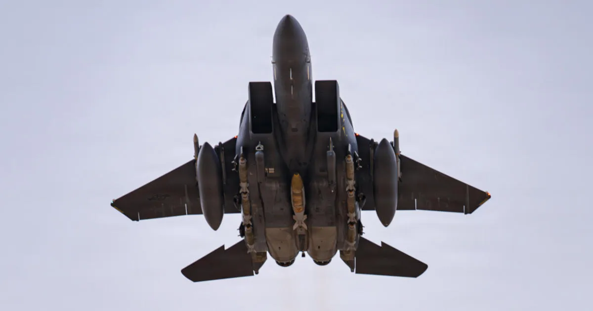 F-15E u letu, prikaz donje strane trupa s naoružanjem
