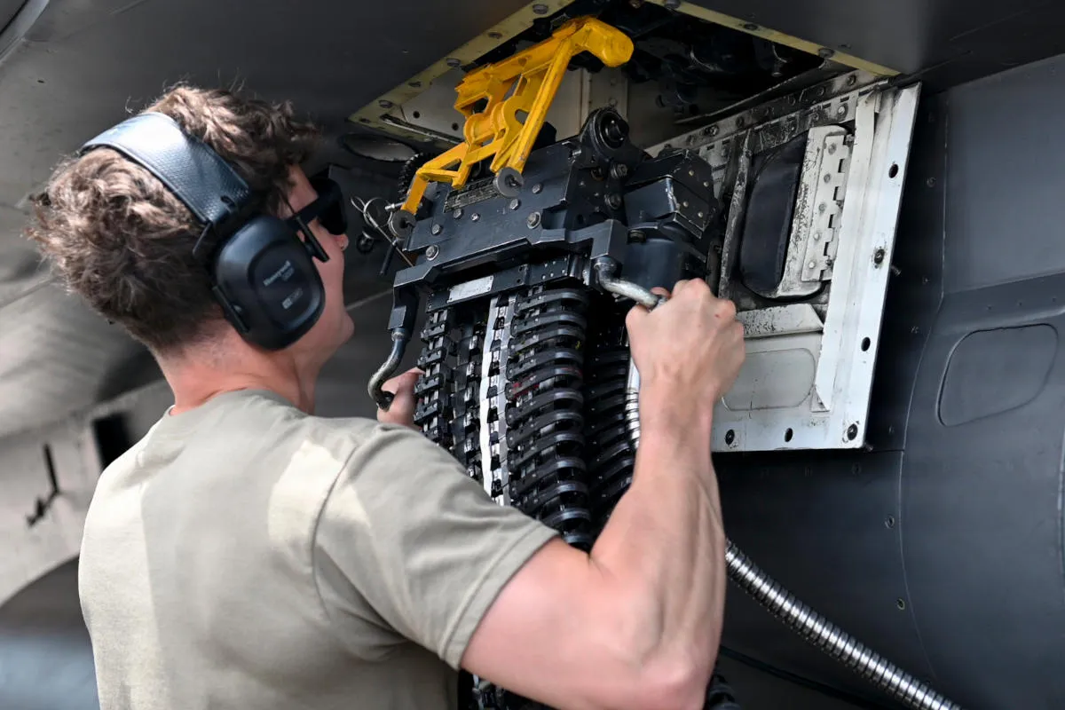 Naoružavanje F-16 municijom kalibra 20mm za M61A1 Vulcan top