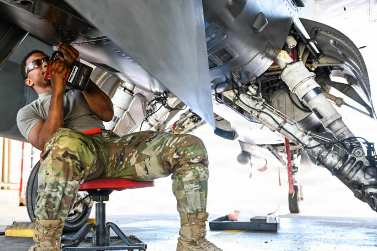 Radovi na održavanju panela F-16 na Bliskom Istoku, april 2026.