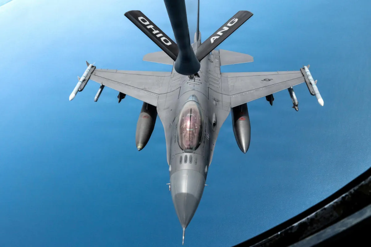 F-16 Fighting Falcon dopunjuje gorivo u letu iznad Kanade