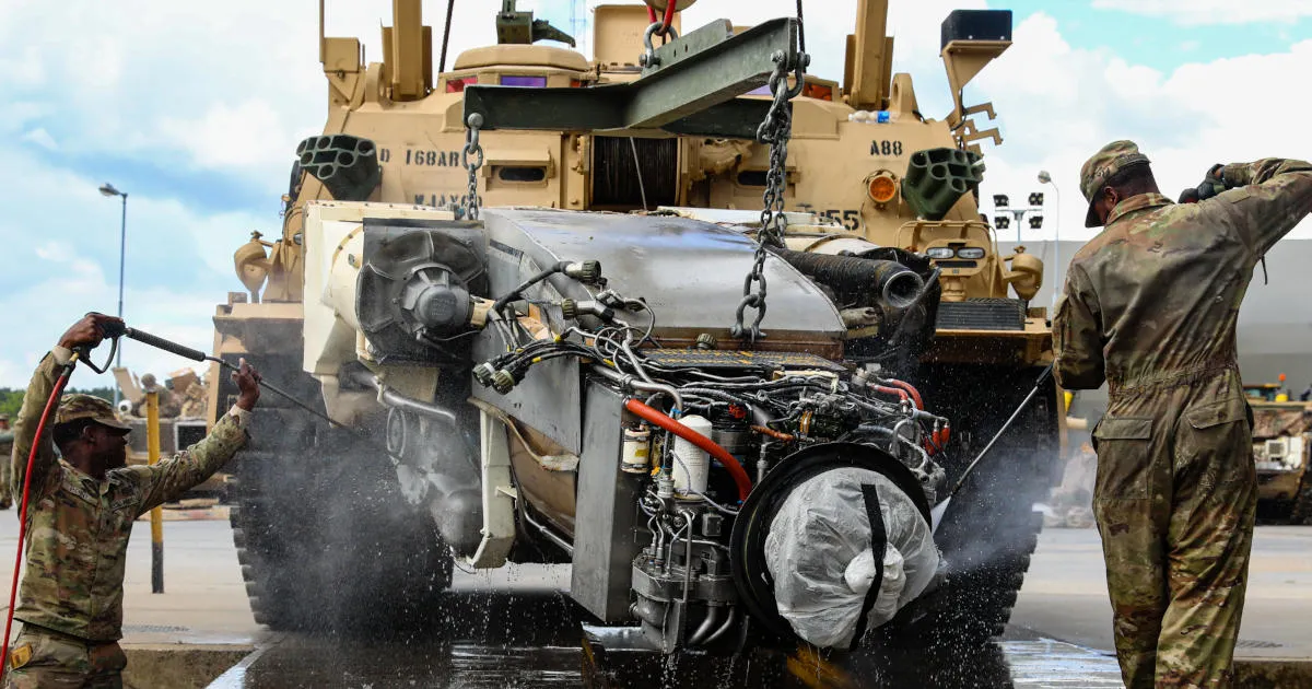 Čišćenje motora M1A2 Abrams tenka