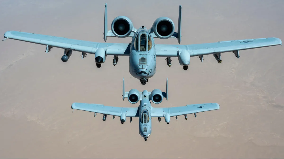 Dva A-10 Thunderbolt II lete u formaciji