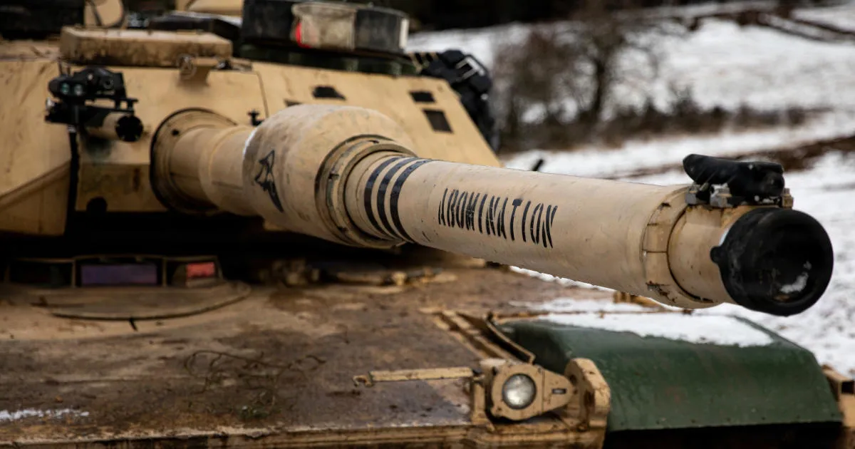 M1A2 Abrams s topom u prvom planu